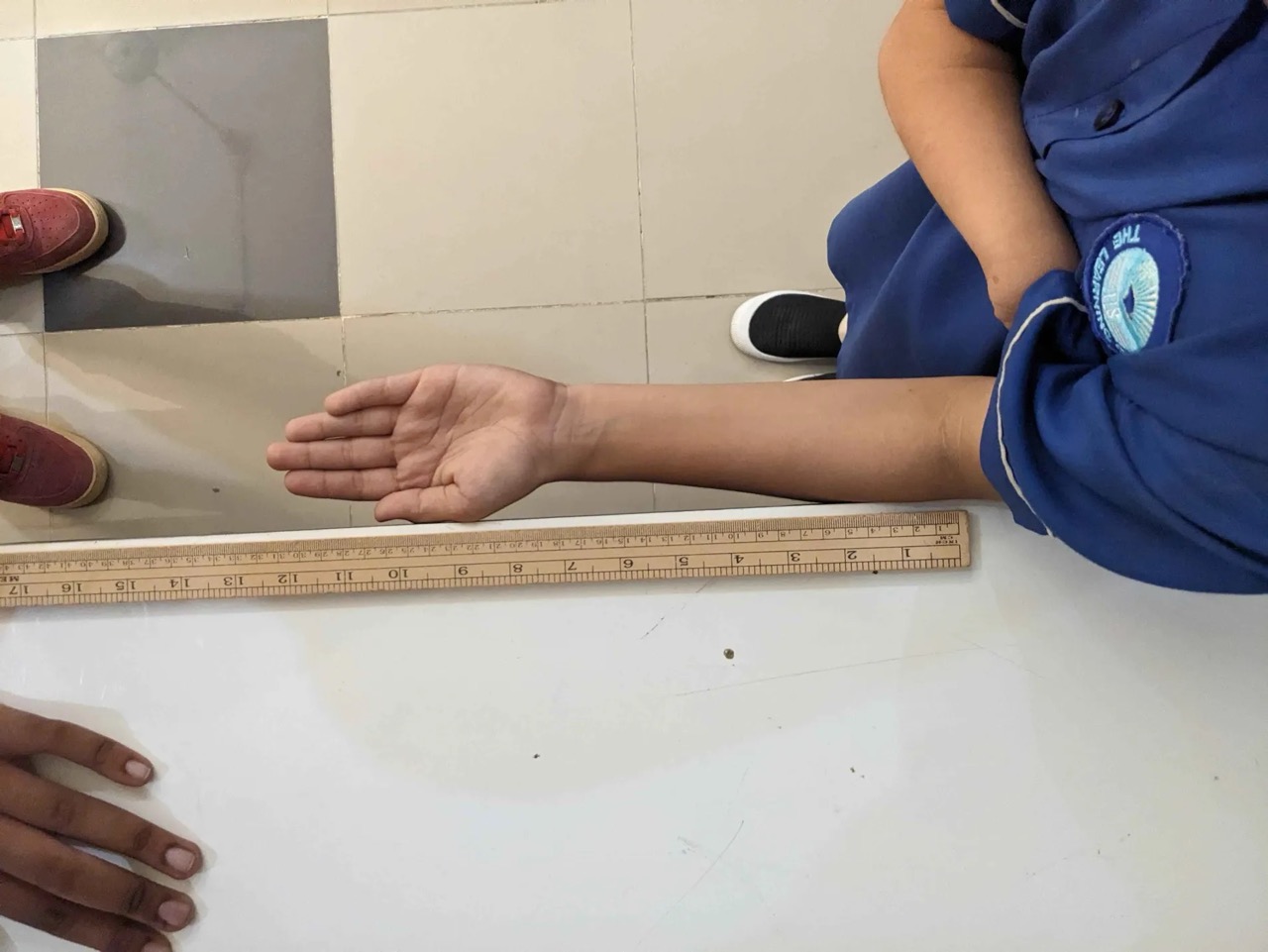 Palm and wrist measurement, showing forearm length