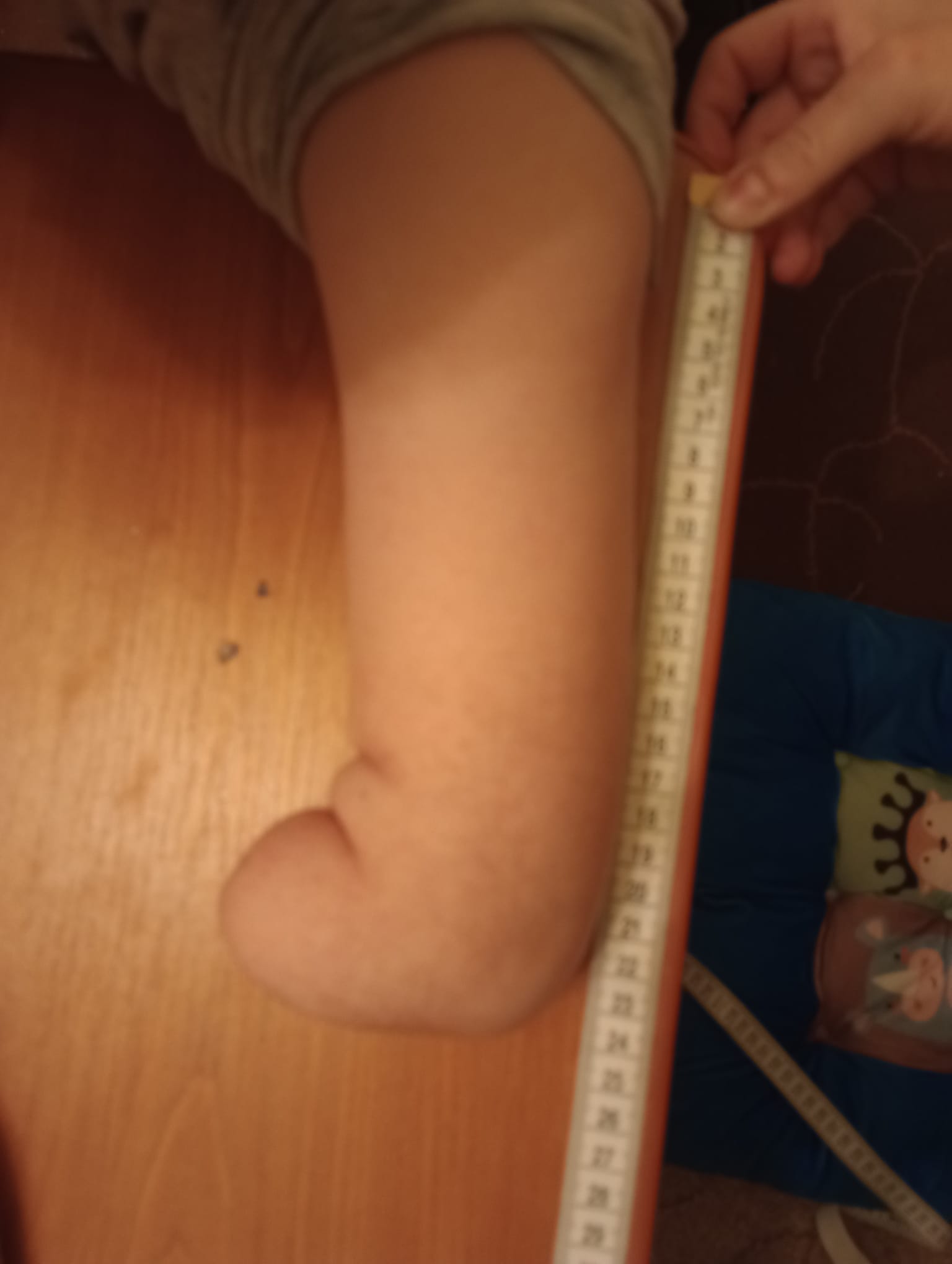 Right-angle measurement on table with ruler