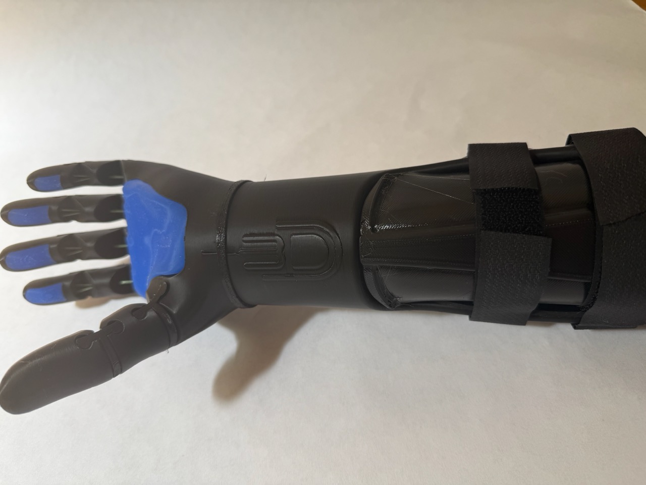 Side profile of O.E.'s arm showing the wrist pivot mechanism in detail
